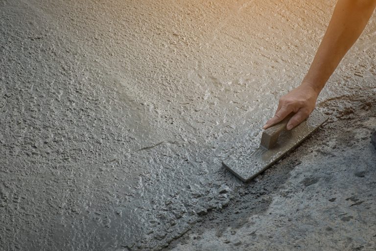 Beton simítása kézzel.