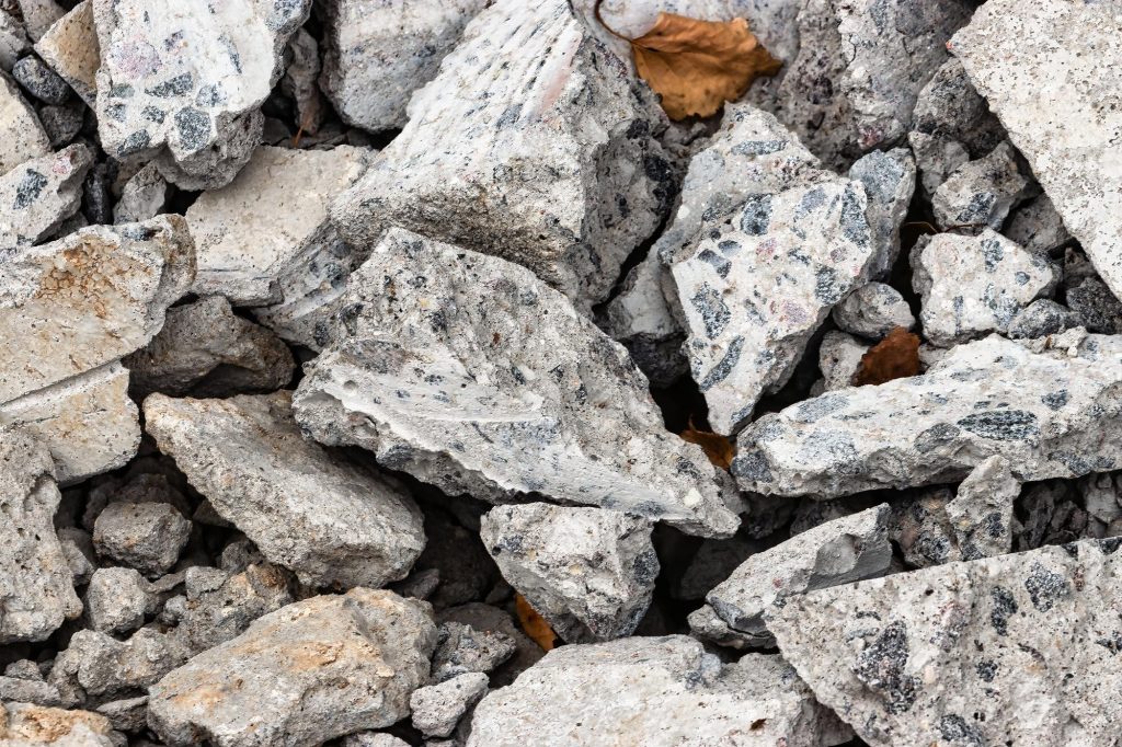 A darált beton készítéséhez használt nagyobb betondarabok.